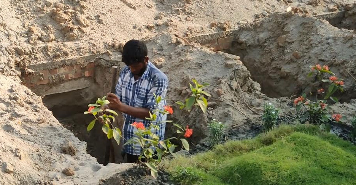 ঢাকায় খুঁড়ে রাখা হচ্ছে সারি সারি কবর